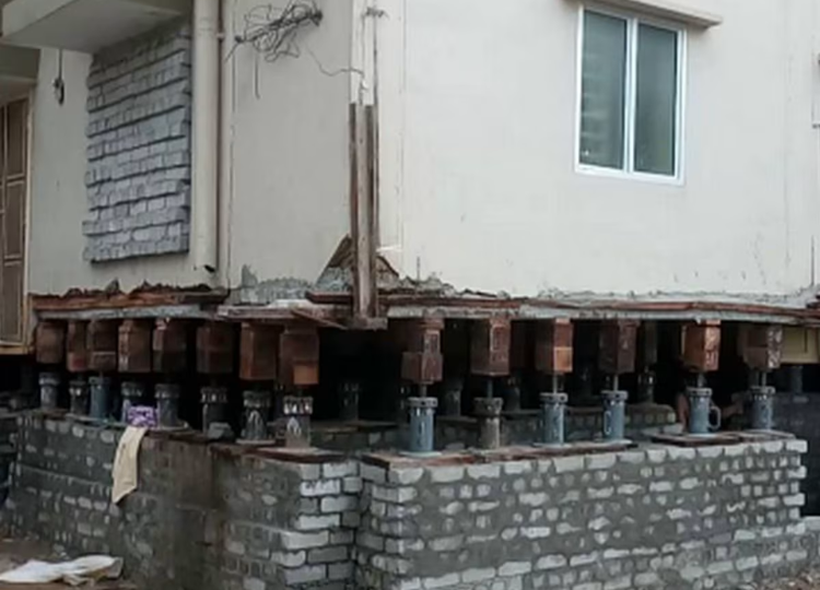 House Lifting image